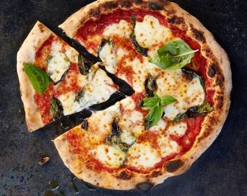 Pizzana signature dishes Cacio e Pepe Pizza
Margherita Pizza
Funghi Pizza